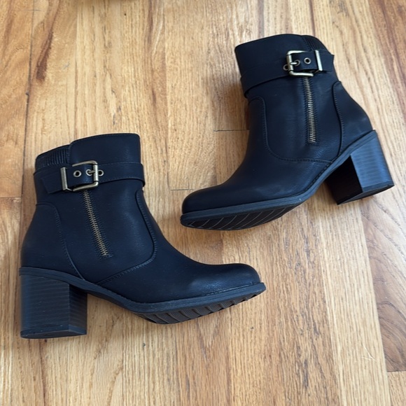 White Mountain Dessert Black Heeled Boots with Buckle & Zipper Detail, Size 8 - Picture 3 of 7